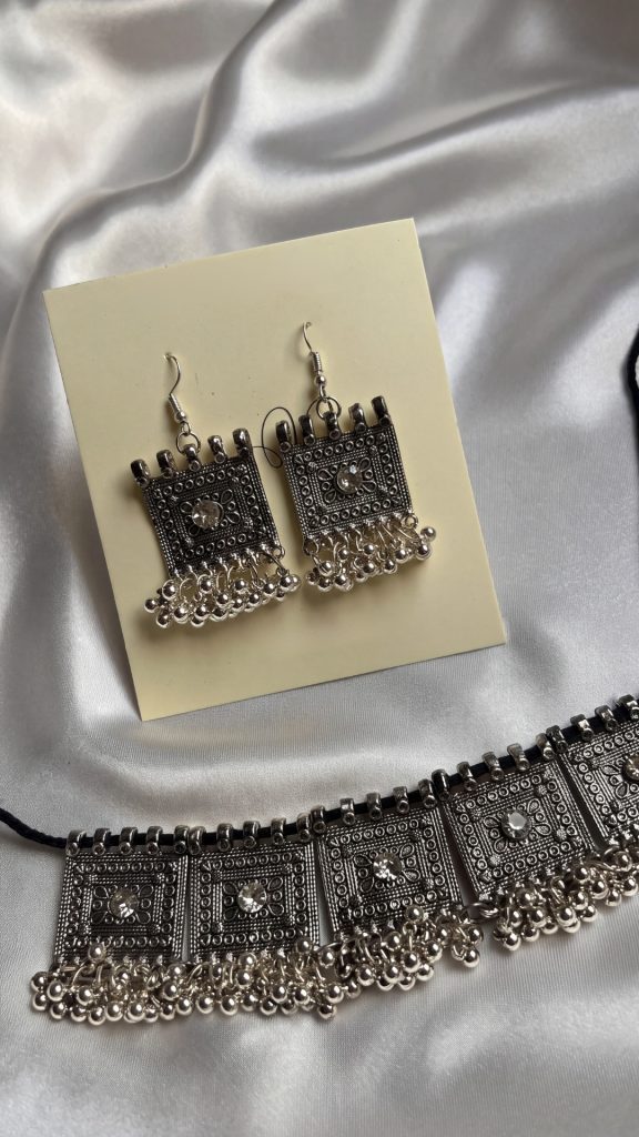 Oxidized pendant choker necklace for the neckline sweetheart